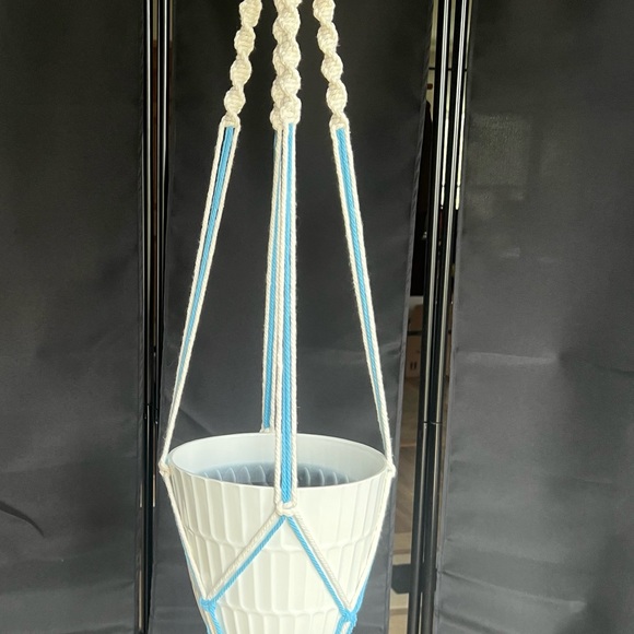 Macrame plant hanger - Picture 4 of 4